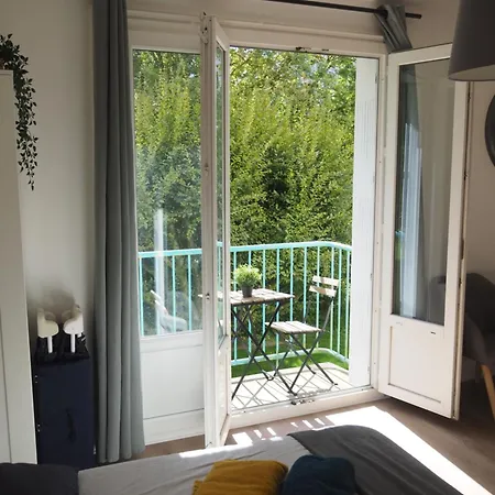 Terrasse, Vue Sur Jardin Arbore Et Place De Parking Rennes Exterior foto