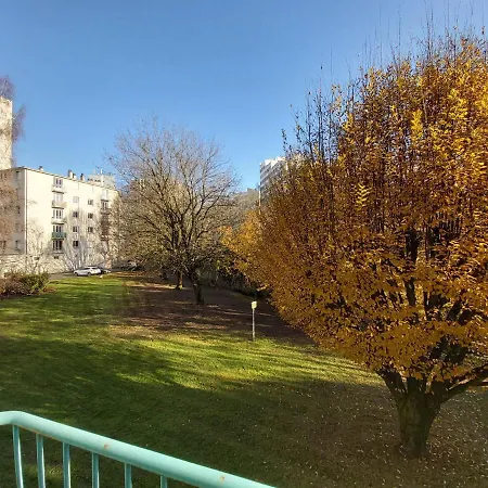 Terrasse, Vue Sur Jardin Arbore Et Place De Parking Rennes Exterior foto