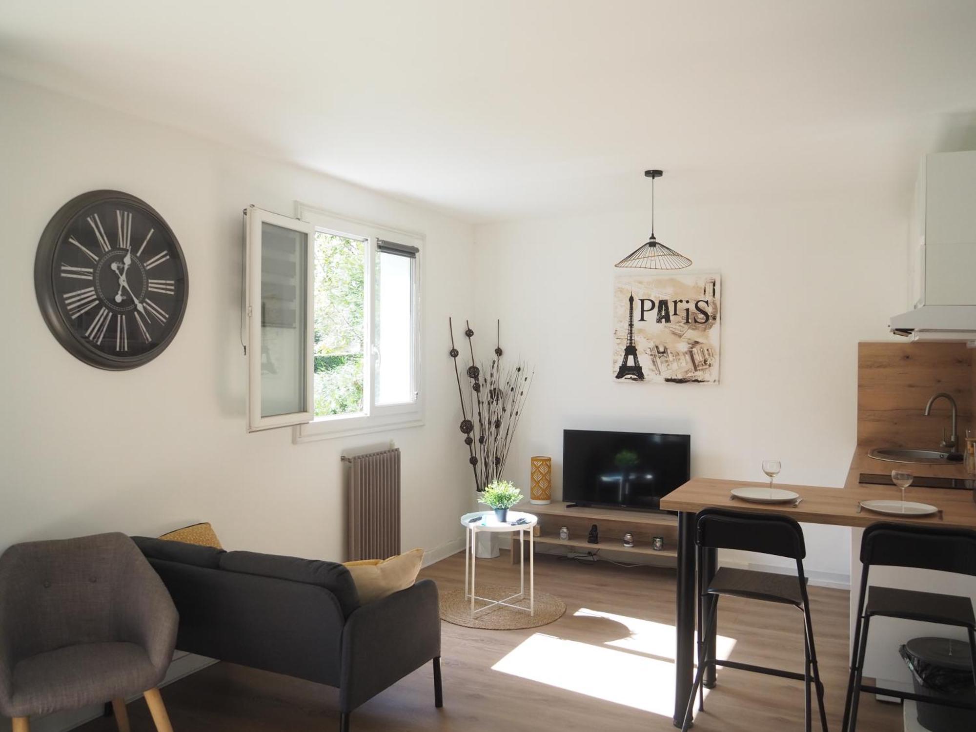 Terrasse, Vue Sur Jardin Arbore Et Place De Parking *